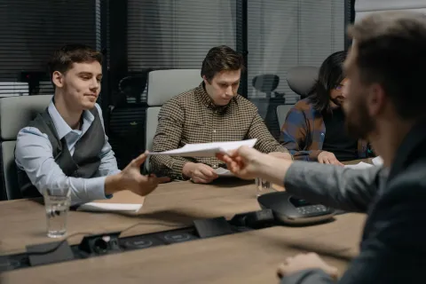подавать документы